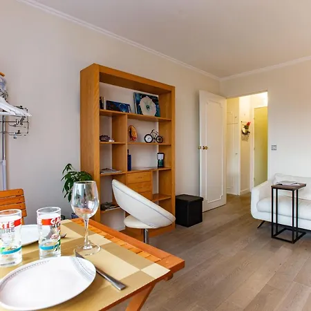 Charming With Balcony * Parijs