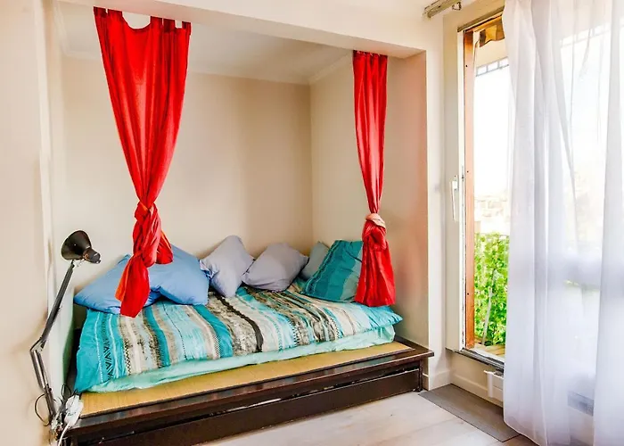 Charming With Balcony Appartement Parijs