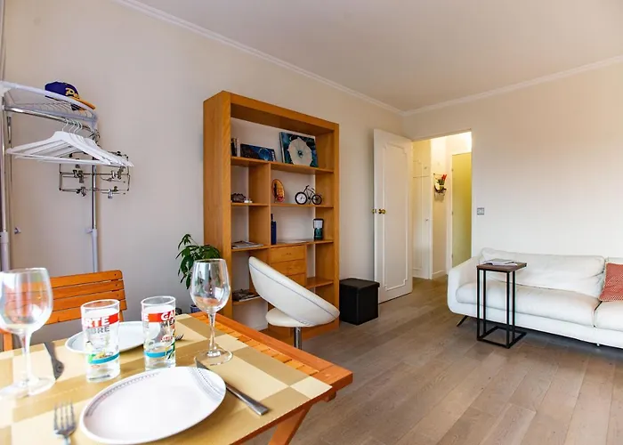 Charming With Balcony * Parijs